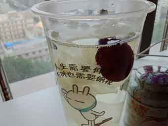 炎炎夏日到來(lái)，一杯銀耳紅棗美如詩(shī)！